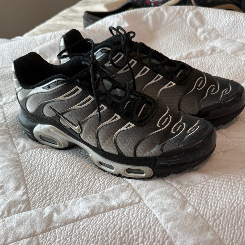 Nike Men's Black and White Athletic Shoes